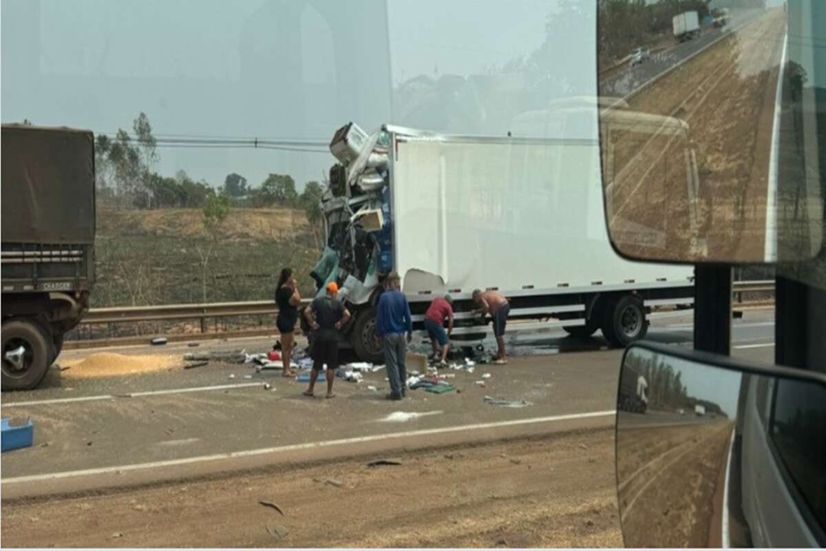 Caminhoneiro morre preso às ferragens após colidir com carreta