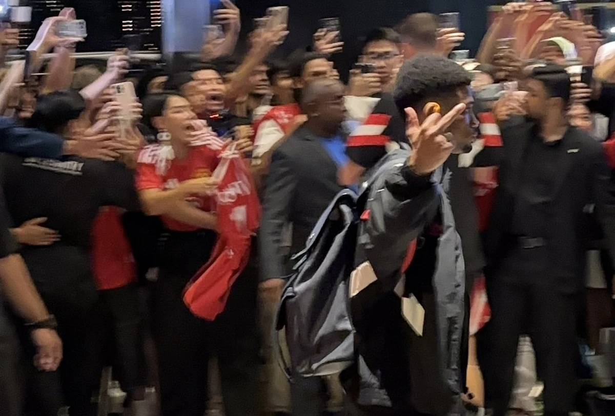 Jogador do United mostra dedo do meio à torcida: “Não me arrependo”