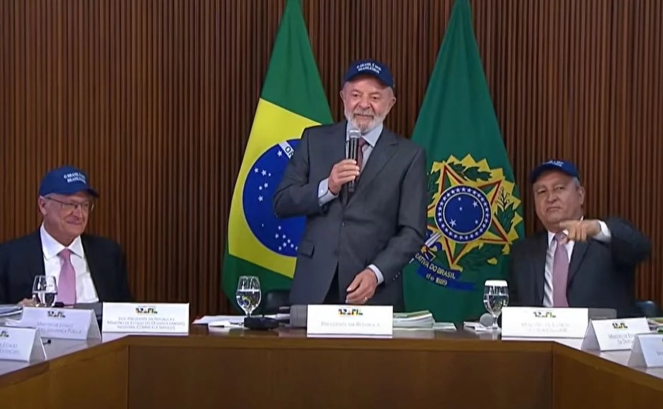 Vídeo: governo Lula lança novo slogan em ação em defesa da soberania
