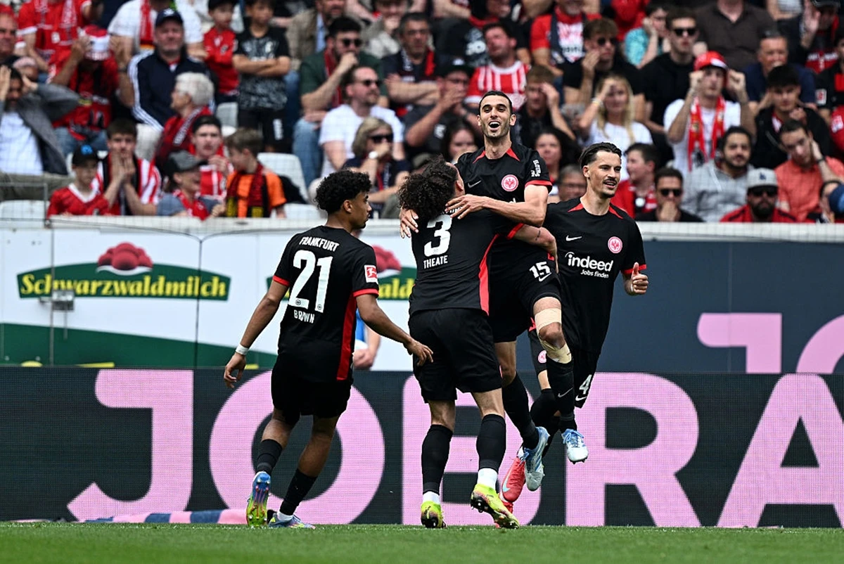 Vídeo: jogadores celebram classificação para Champions em posto