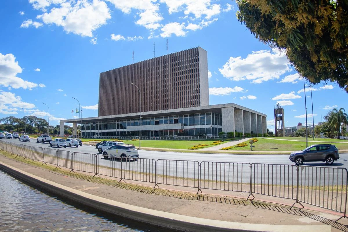 Palácio do Buriti é cercado por grades antes do protesto de servidores
