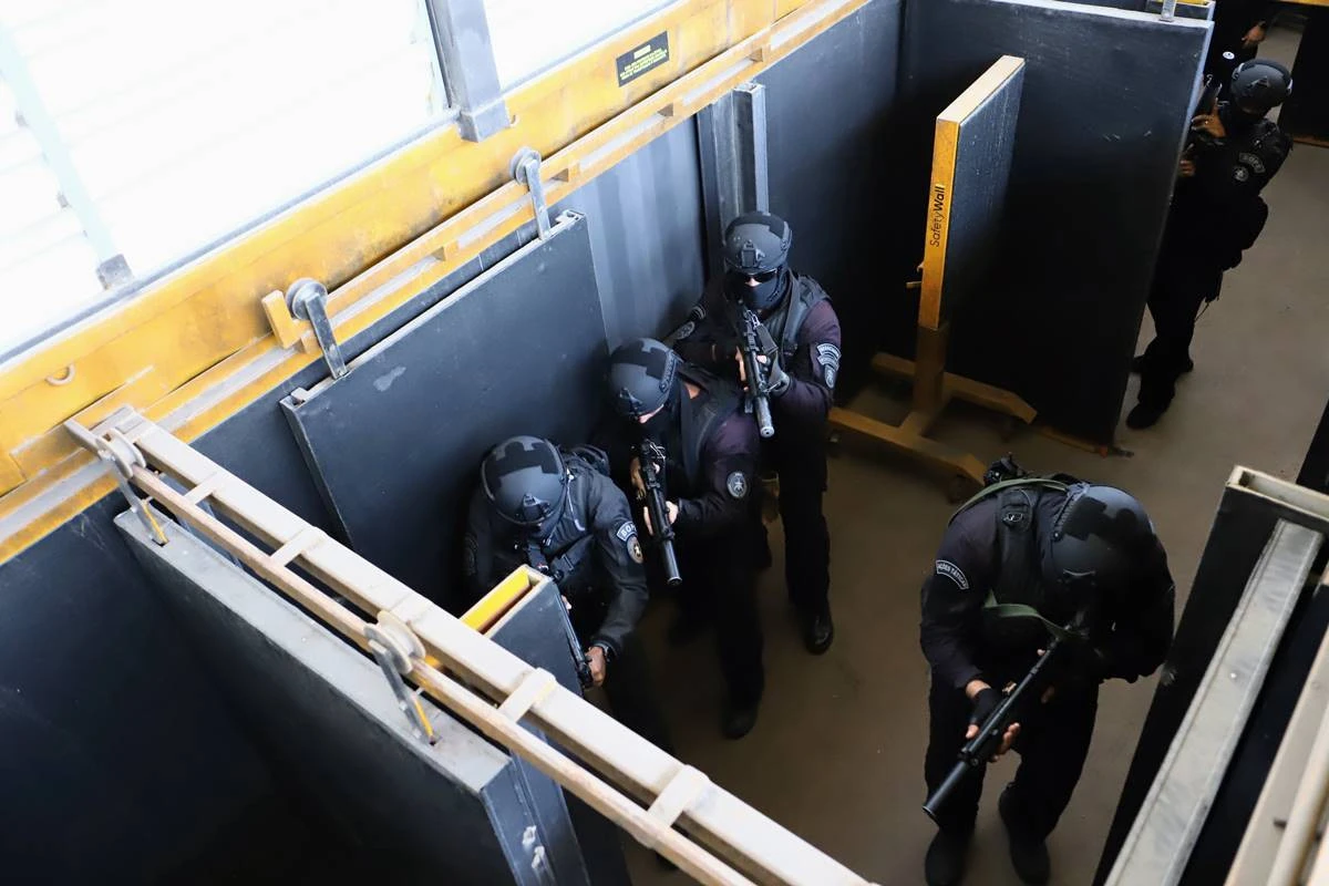 Policiais militares do Rio recebem capacetes à prova de bala
