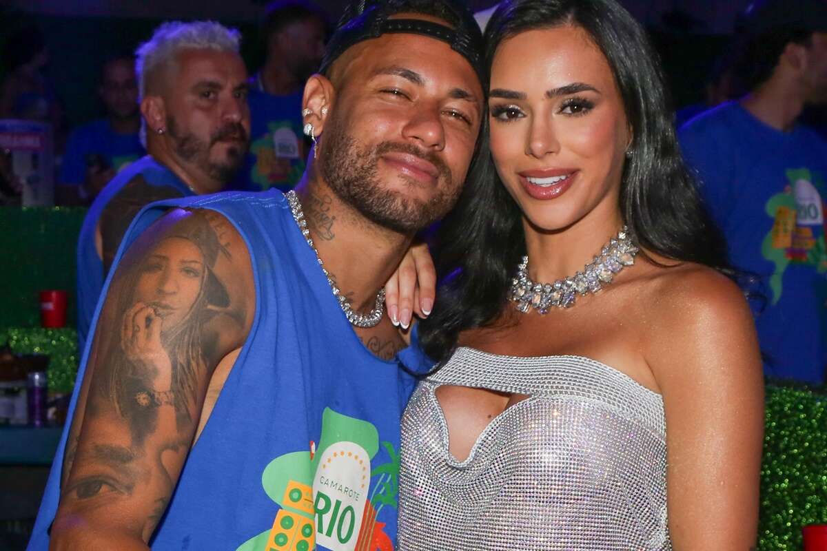 Fotos: Neymar e Bruna Biancardi curtem Sapucaí em clima de romance