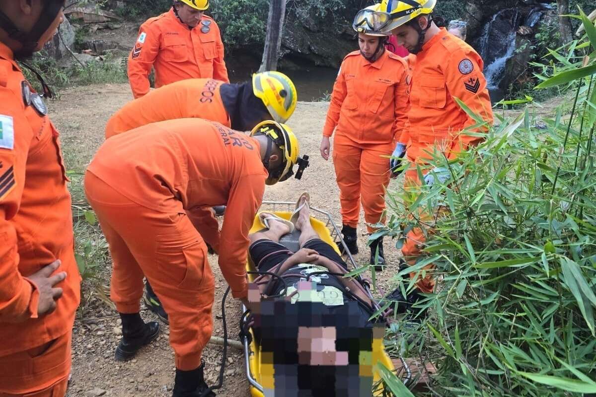 Jovem cai de cachoeira e fica preso em região de mata no DF