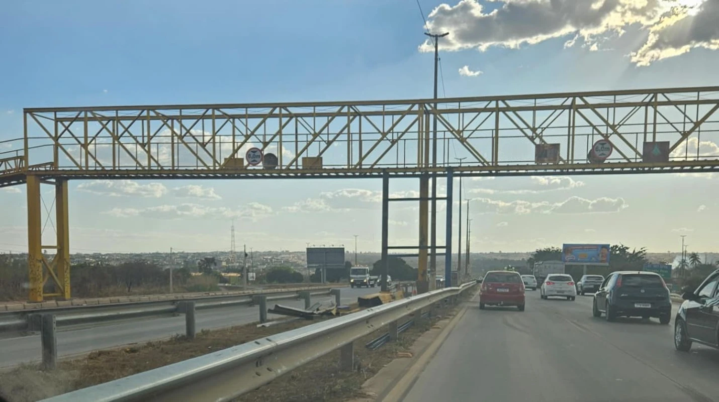DER define prazo para instalar novo pilar em passarela na Estrutural