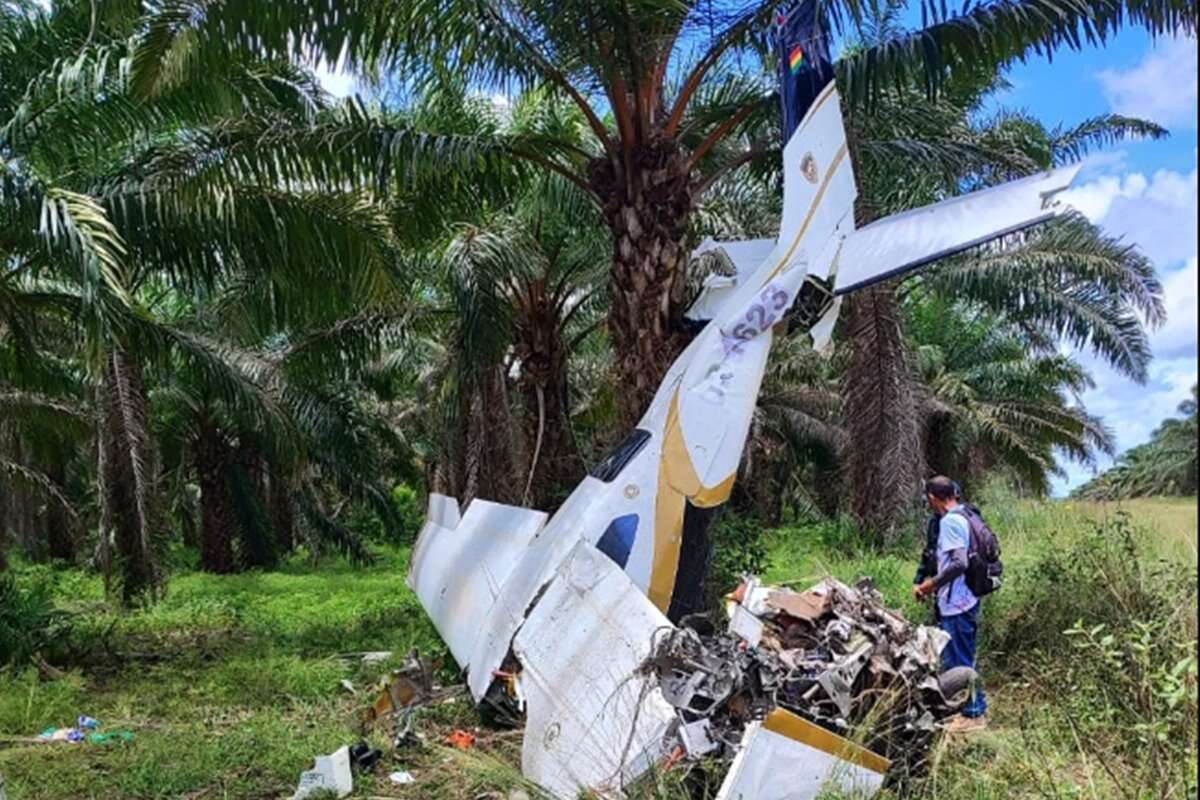 Bolivianos são internados após avião com cocaína bater em pé de dendê