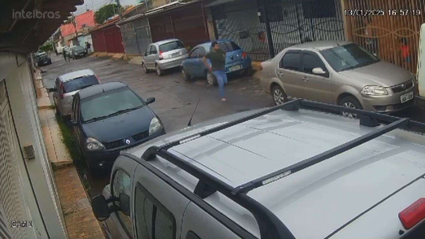 Veja momento em que homem foge após esfaquear ex e envenenar filhos