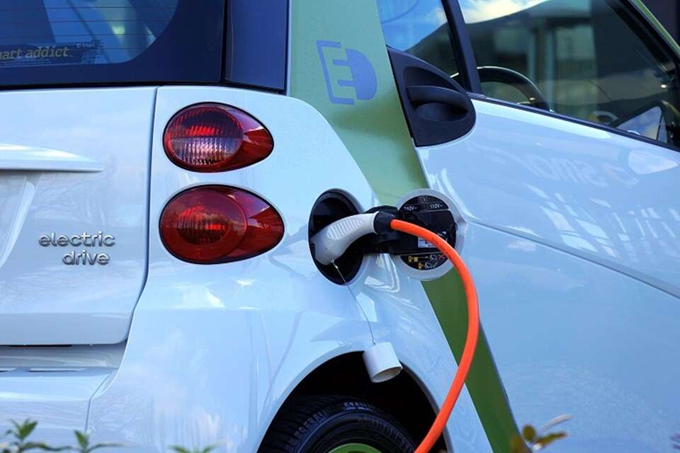 Ibaneis assina decreto sobre isenção de IPVA para carros elétricos