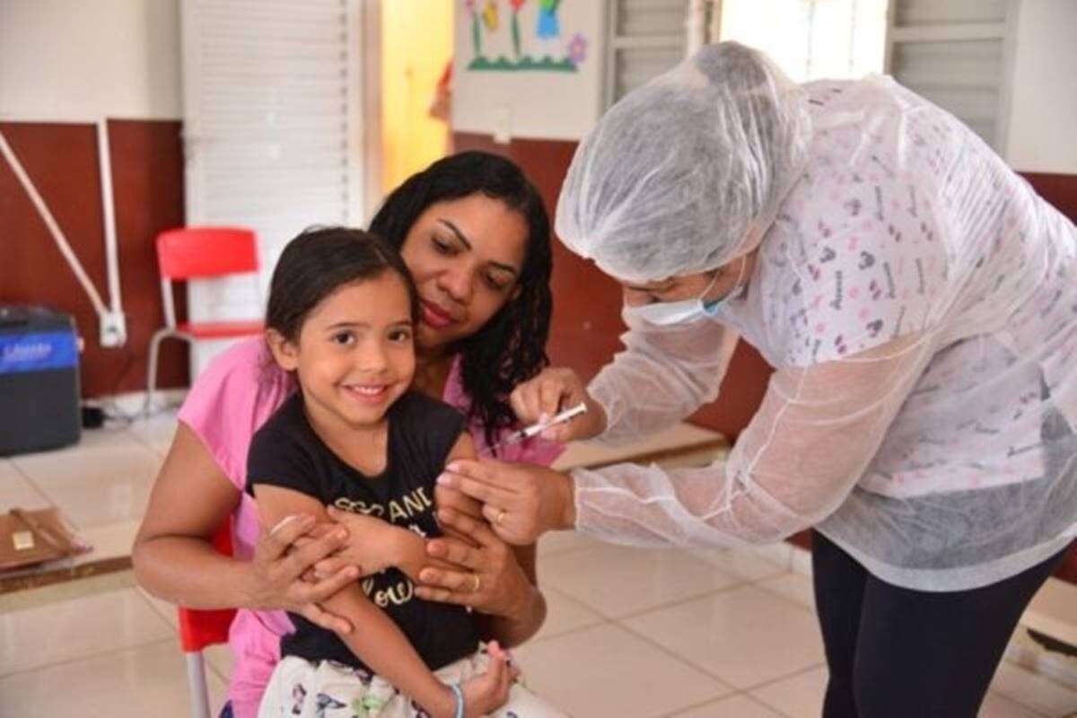 GO: Aparecida vacina crianças contra polio e sarampo a domicílio