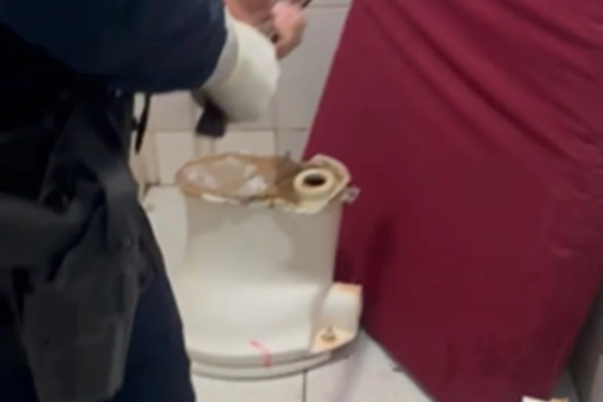“Coconha”: PM encontra supermaconha escondida dentro de privada. Vídeo