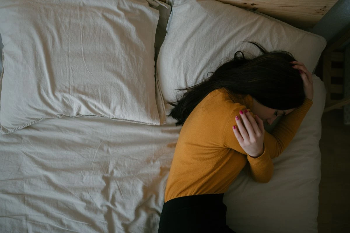 Entenda por que a tristeza costuma aparecer antes de dormir