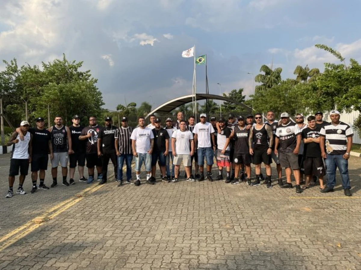 Gaviões da fiel faz protesto no CT após denúncias nos times de base