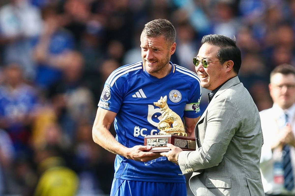 Jamie Vardy desembarca na Itália com festa de torcedores do Cremonese