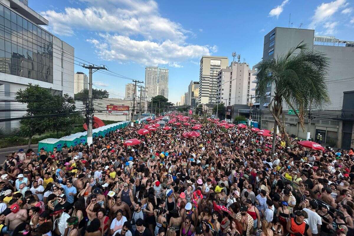 Bloco Lua Vai lota a zona oeste com pagode dos anos 90. Vídeo