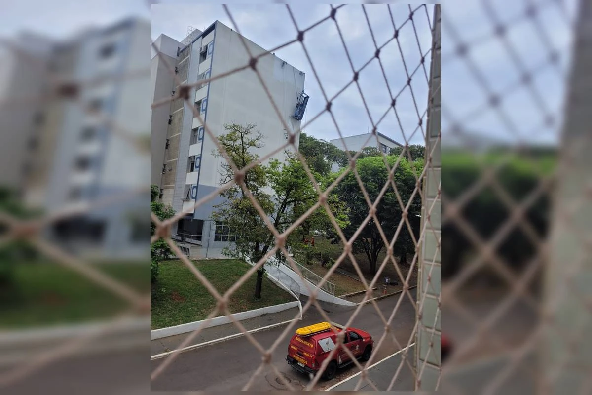 Operários ficam pendurados em andaime durante obra na Asa Norte
