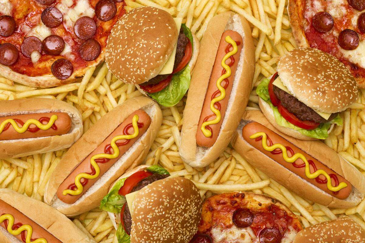 Estudo revela quantos minutos de vida são perdidos ao comer junk food