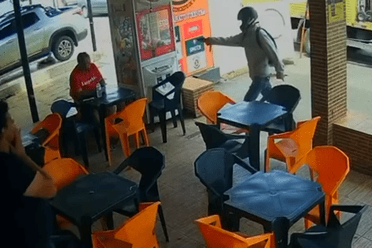 Vídeo mostra execução de dono de bar na Praça do Bicalho em Taguatinga