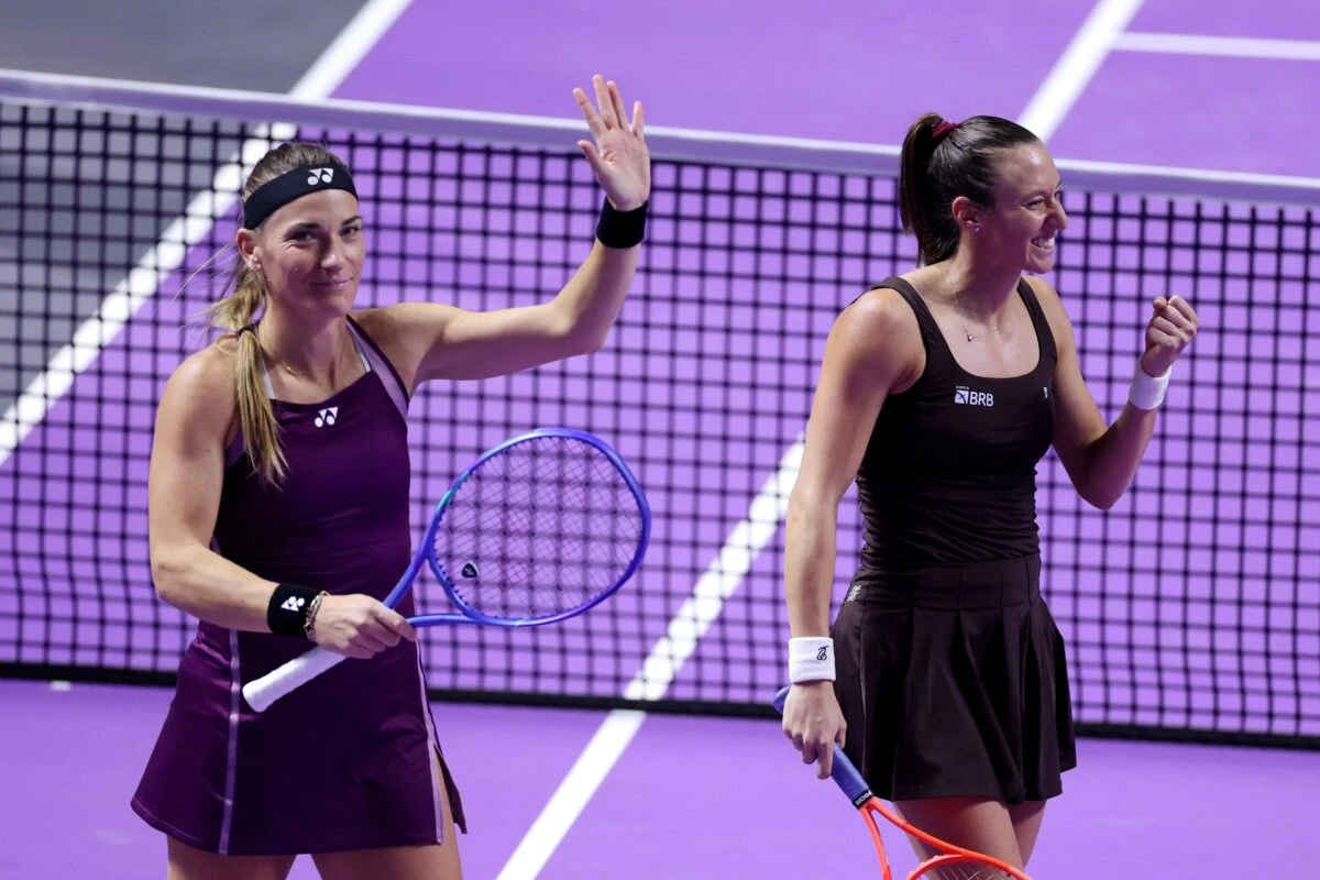 Luisa Stefani vence disputa de duplas e vai à decisão do WTA finals