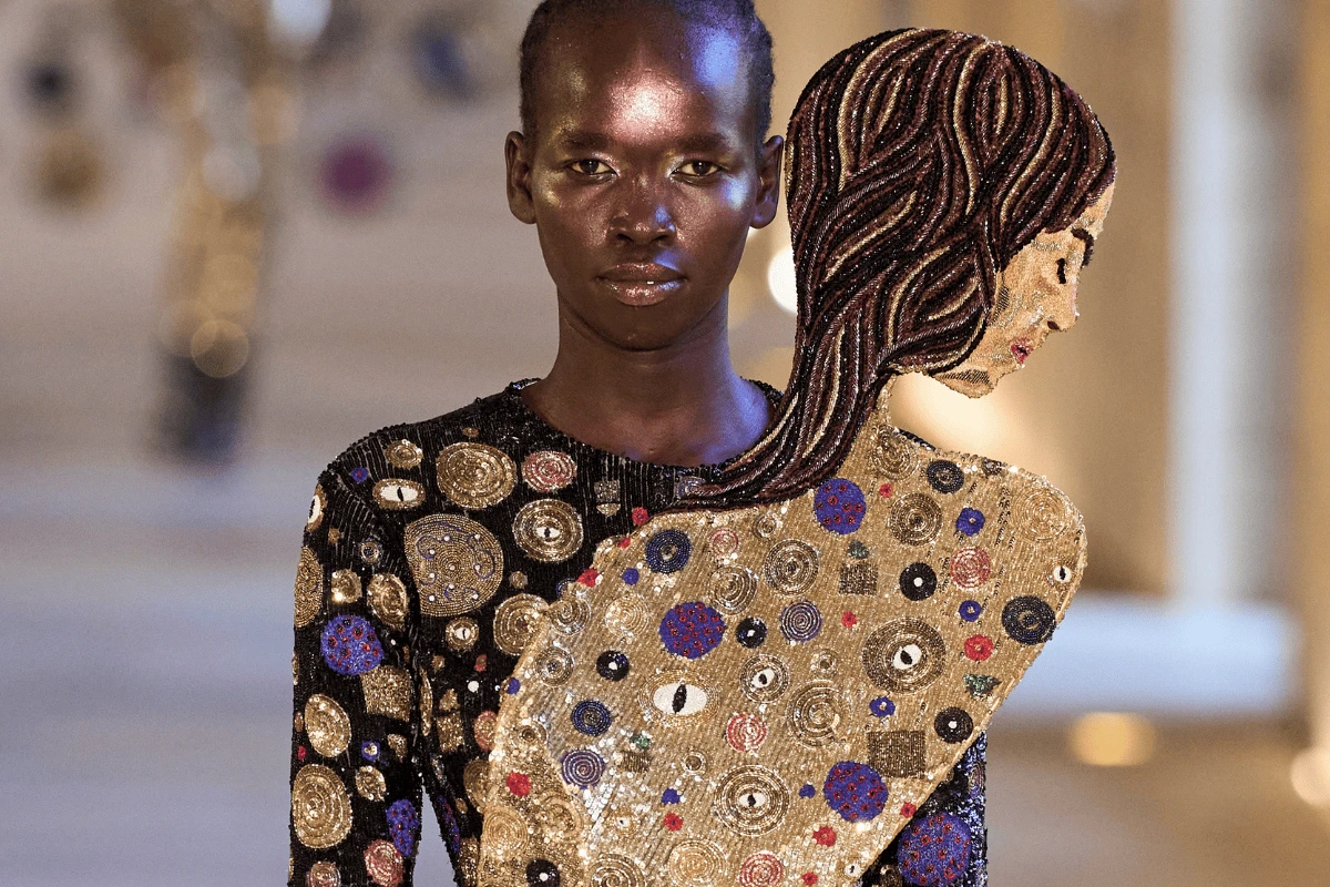 Gustav Klimt: O Beijo e outras obras inspiram desfile de alta-costura