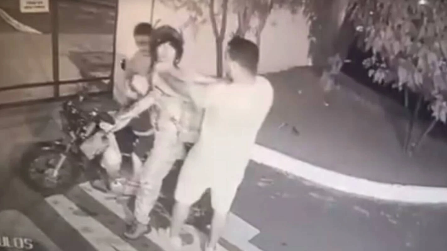 Homem é espancado por torcedores na frente do filho de 3 anos em Goiás