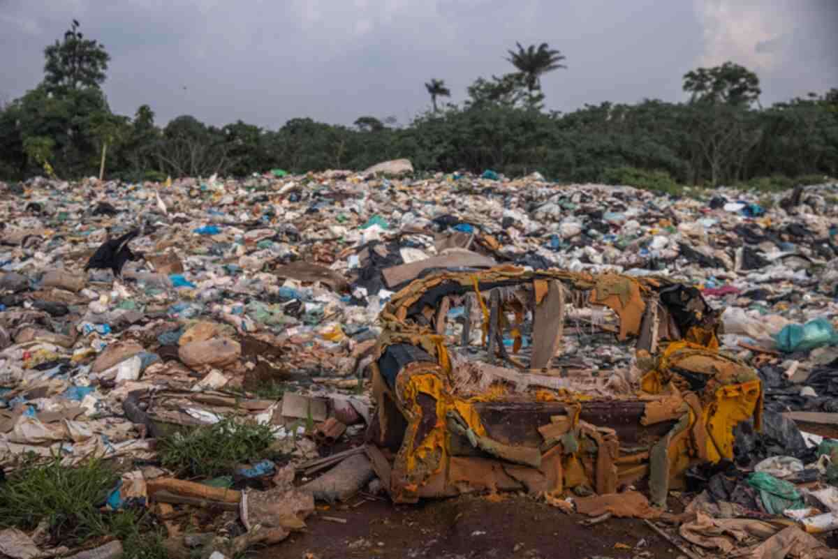 Brasil importa lixo, mas luta para reciclar seus resíduos. Entenda