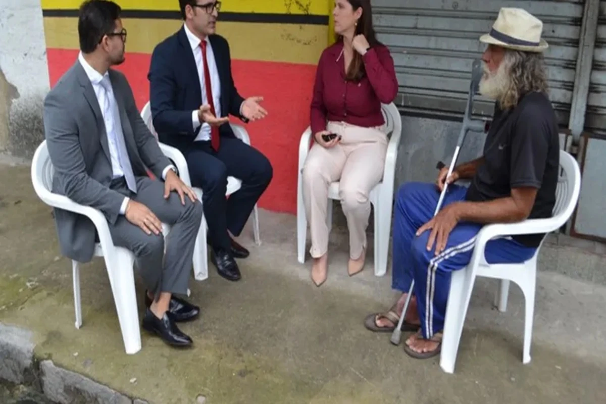 Juiz faz audiência em calçada para atender homem em situação de rua