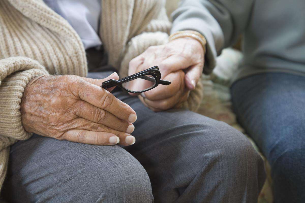 Dona de asilo levou idoso com Alzheimer a banco e fraudou empréstimos