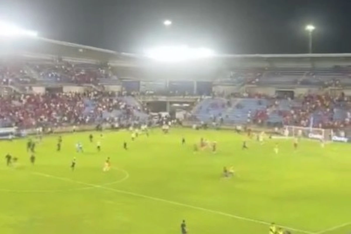 Torcida invade o campo e técnico é agredido na Colômbia. Assista