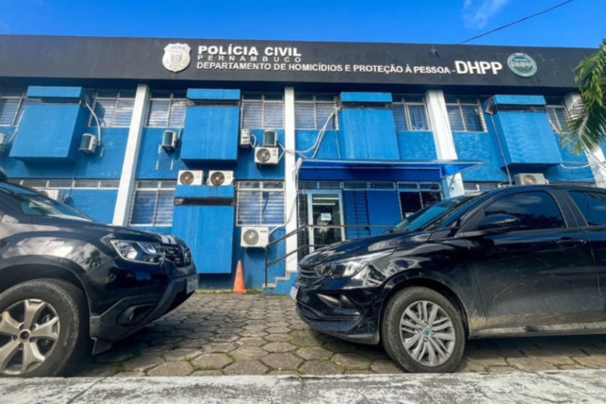 Criança morre e corpo é deixado 24 horas no sofá; pais são irmãos