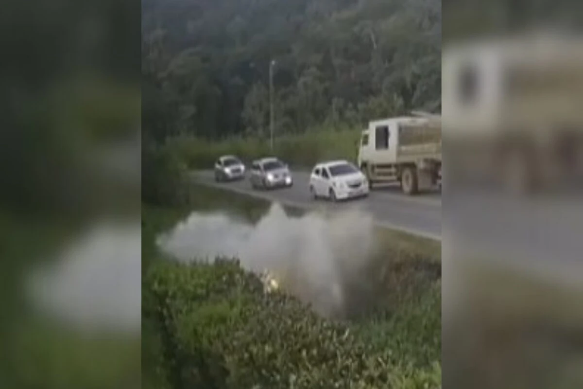 Mulher se afoga ao veículo sair da pista e cair em vala. Vídeo