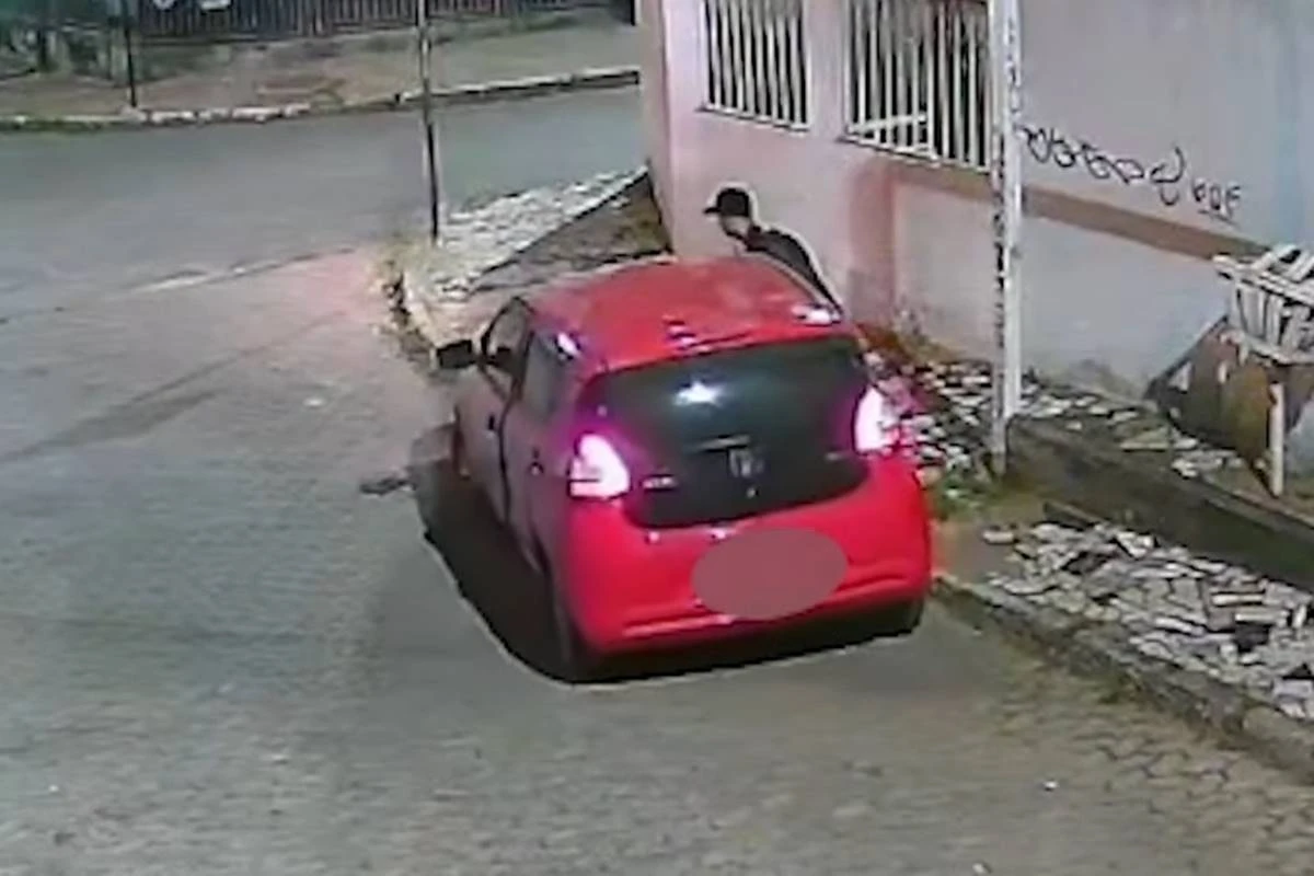 Vídeo: carro não liga, e ladrões empurram veículo durante furto no DF