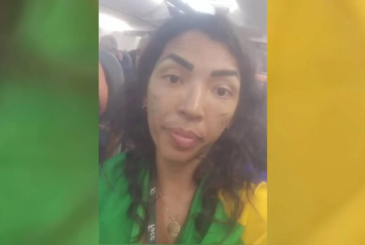 Saiba quem é a mulher enrolada em bandeira do Brasil que fez barraco em avião