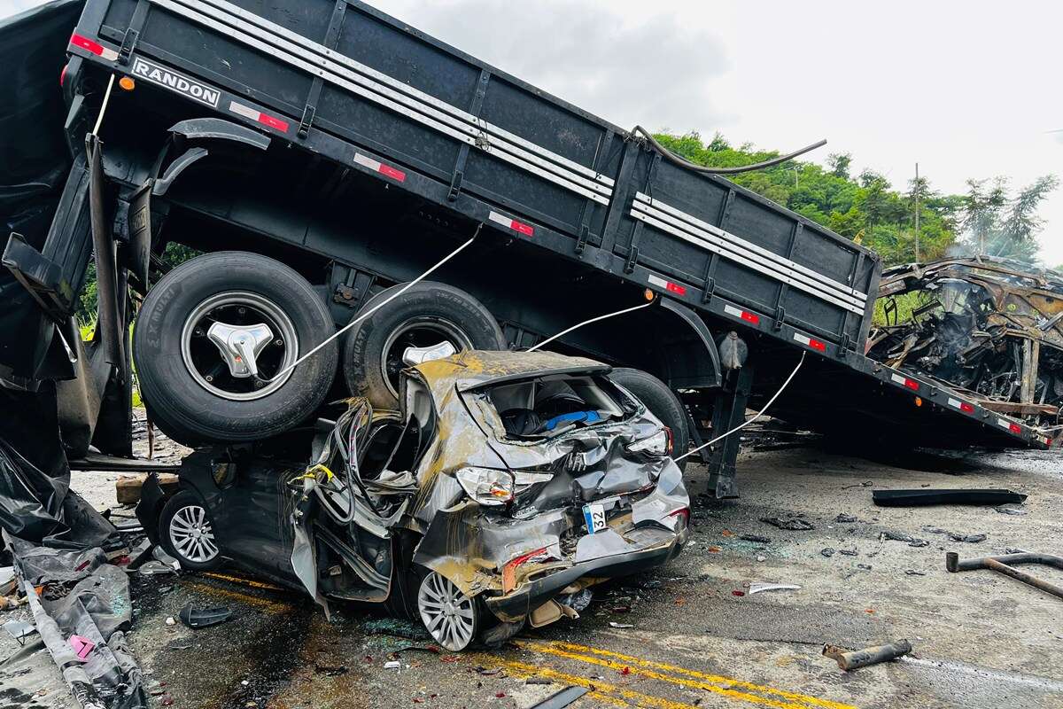 MG: acidente com ônibus, carreta e carro deixa 21 mortos