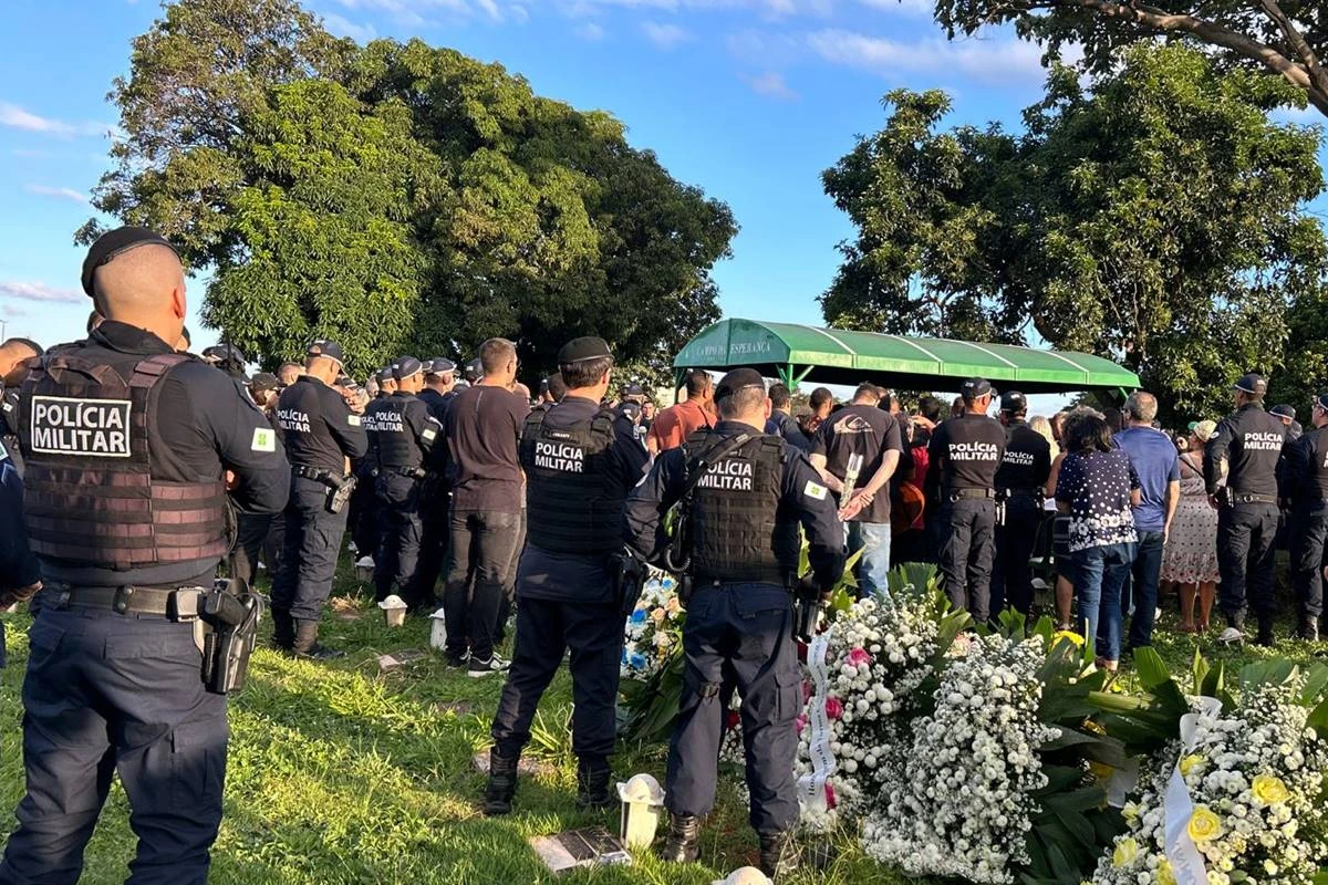 Com homenagens, PM morto em acidente de carro no DF é sepultado