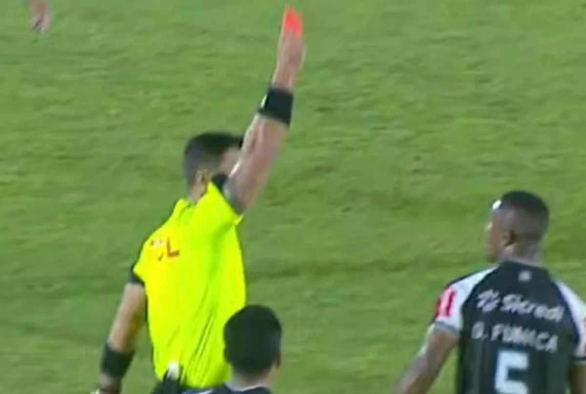 Vídeo: árbitro expulsa jogador por engano e volta atrás na decisão