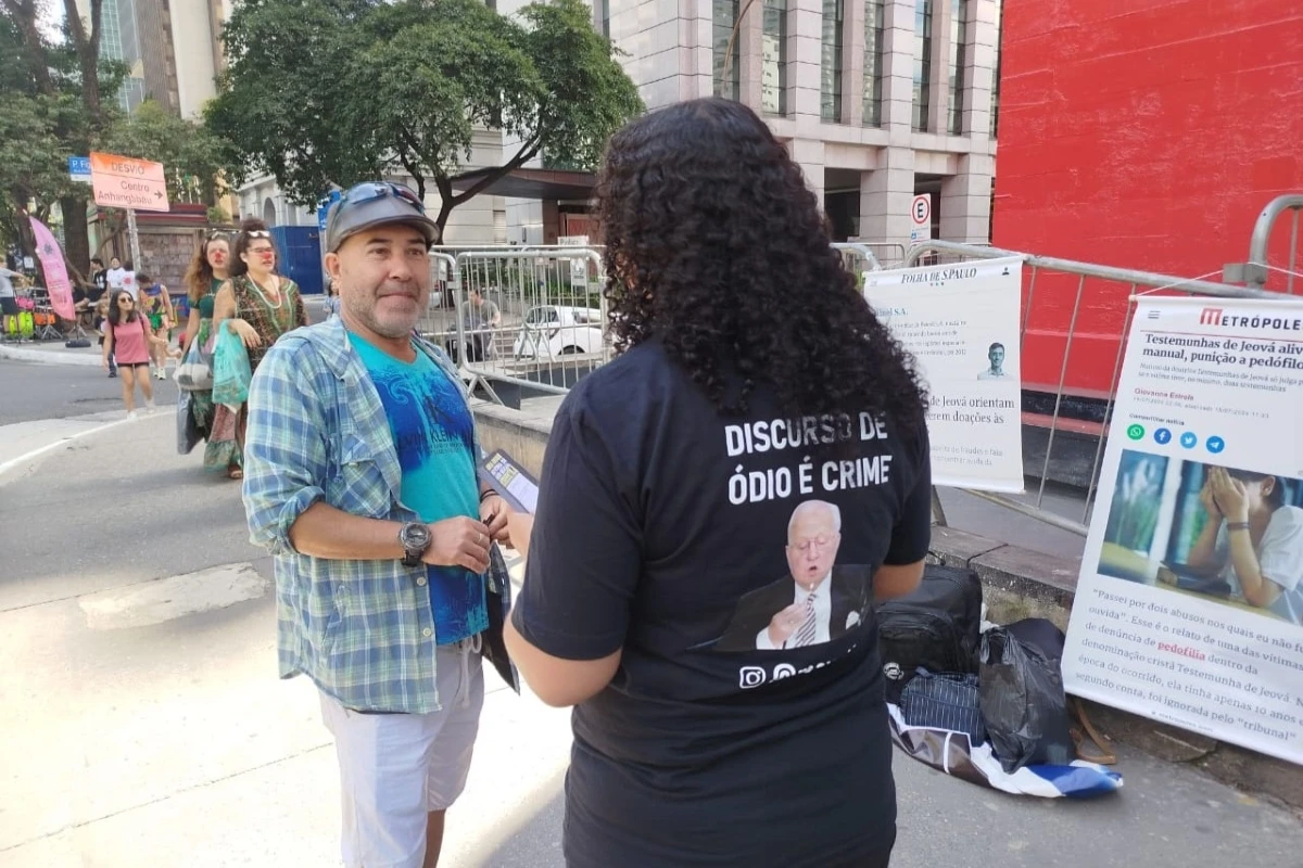 Testemunhas de Jeová: pais questionam dogmas em protesto na Paulista