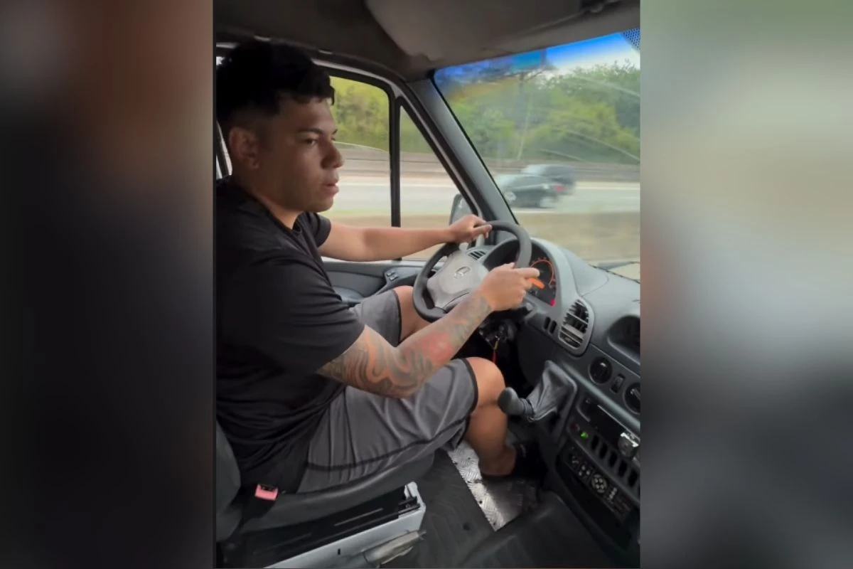 Influencer compra ambulância em leilão e corta trânsito em SP.