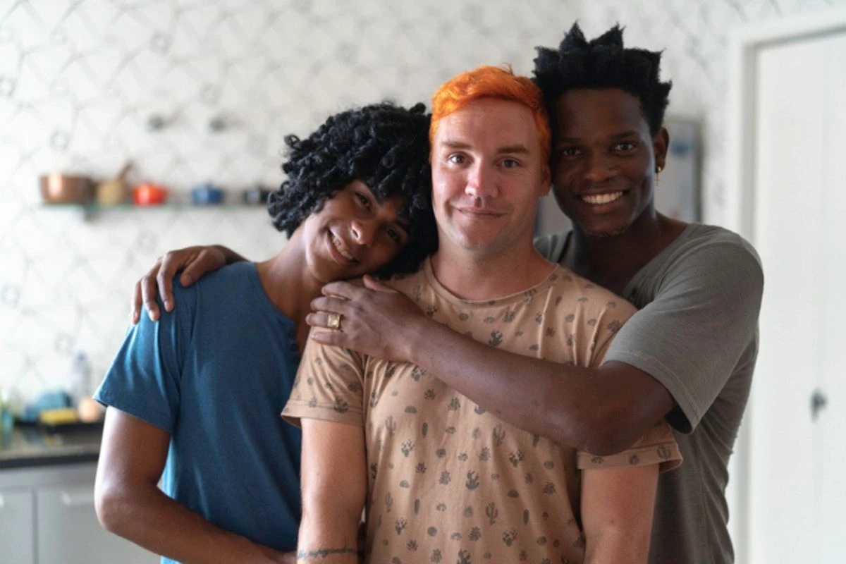 Psicóloga revela se é normal amar mais de uma pessoa ao mesmo tempo