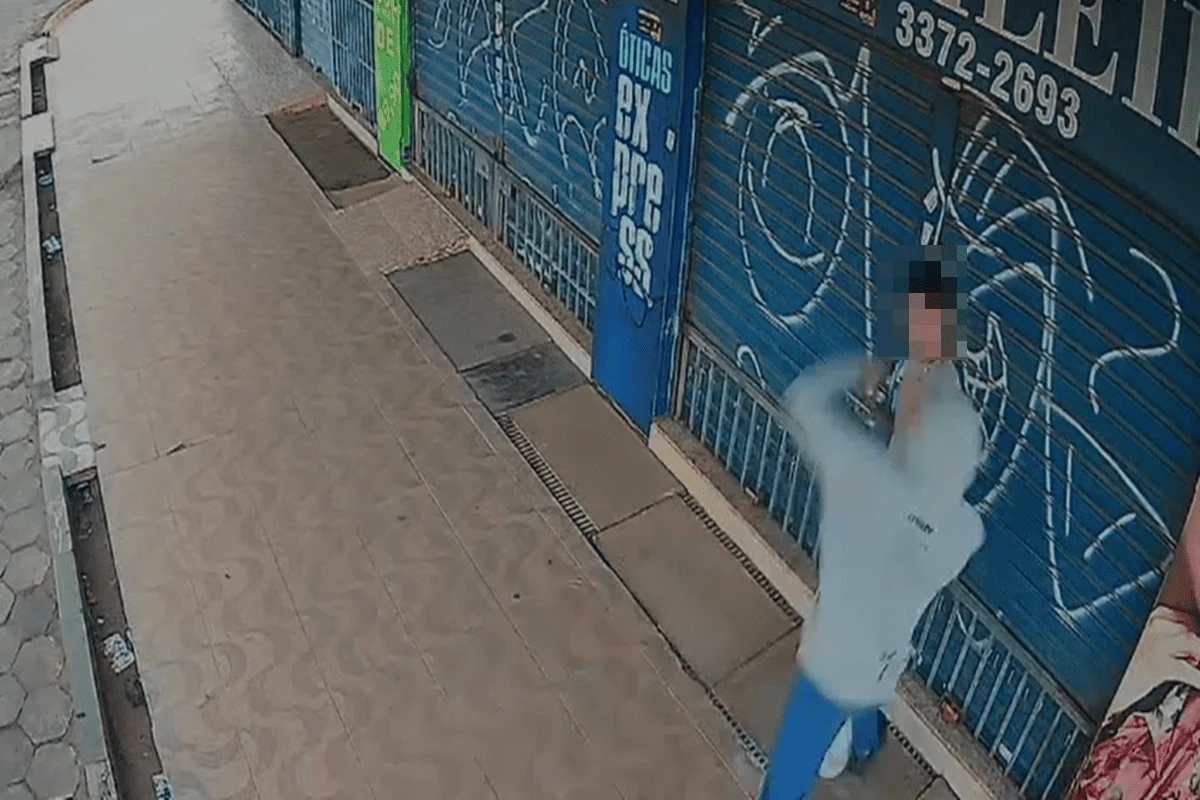 Vídeo: adolescente é agredido e tem celular roubado ao sair de festa