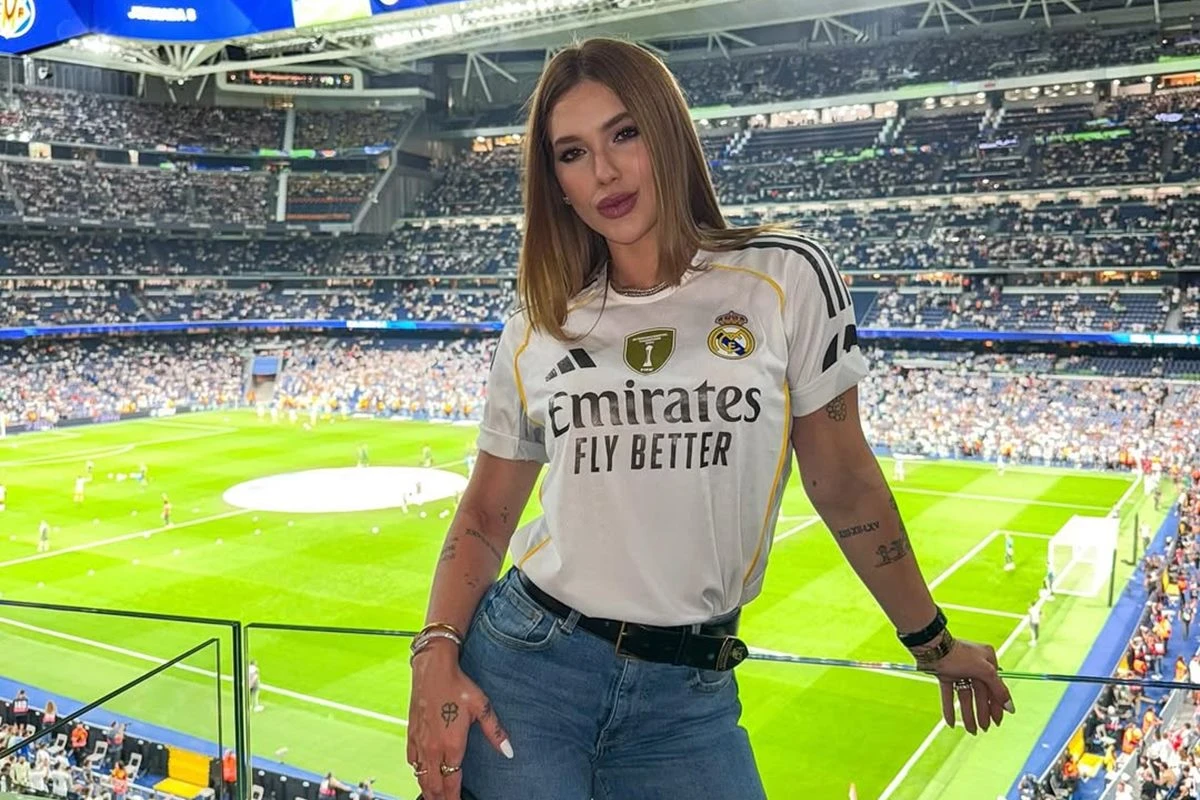 Foto: Virginia vai ao Santiago Bernabéu com camisa autografada de Vini Jr.