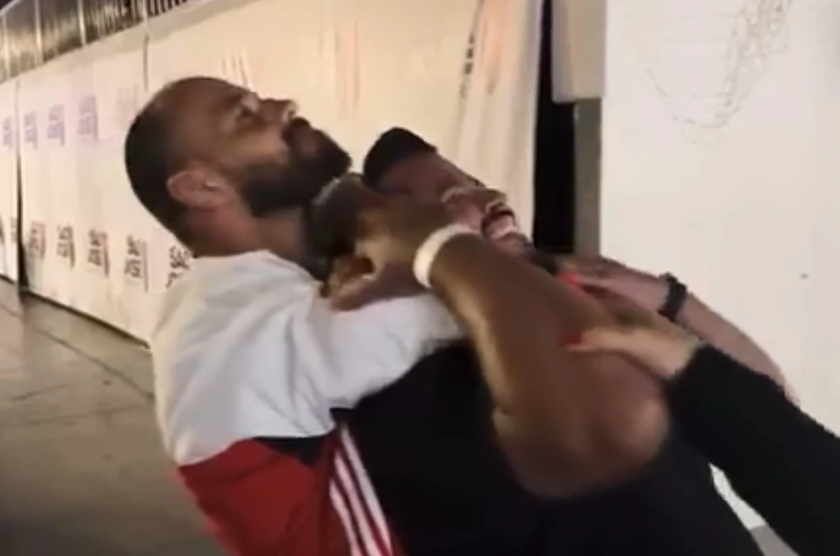 Lutador brasileiro se empolga em brincadeira e “apaga” fã. Vídeo