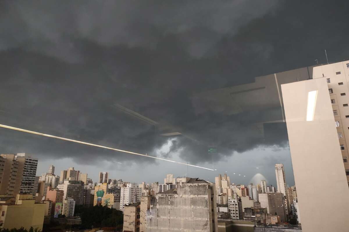 Fortes chuvas atingem SP e deixam 140 mil imóveis sem luz nesta sexta