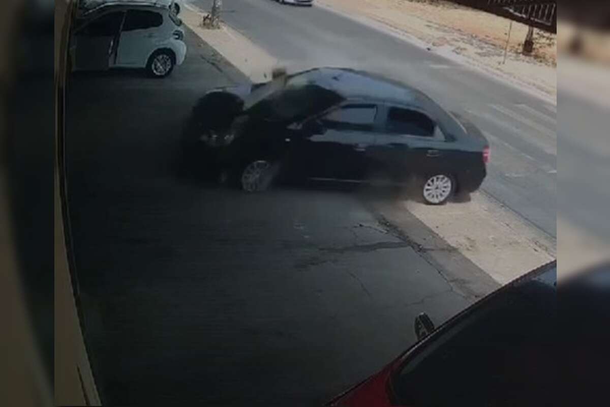 Vídeo: motorista perde controle e atinge carro em estacionamento no DF