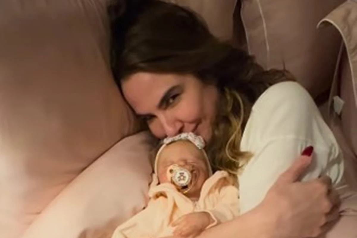 Vídeo: Luciana Gimenez dorme com bebê reborn após presenciar “parto”