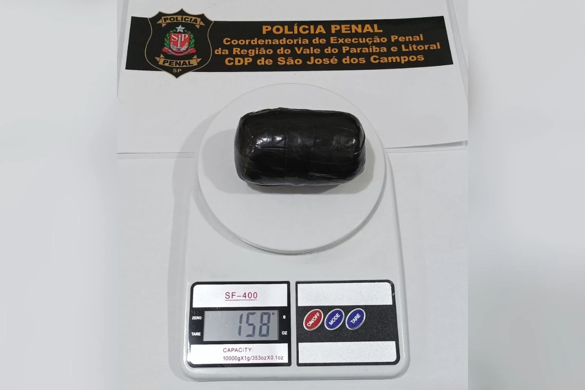 “Dildo” de maconha chama atenção e mulher é pega ao entrar em prisão