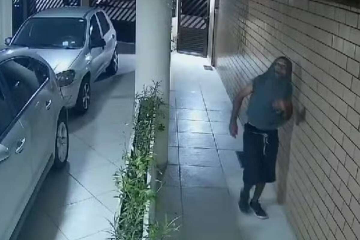 Vídeo: homem invade apartamento, agride moradora e foge pela janela