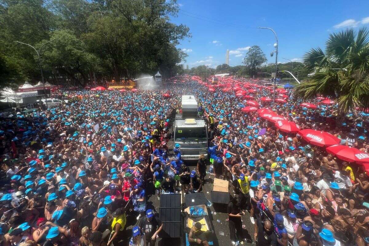 Dancinha e fãs fiéis embalam estreia de Leo Santana no Carnaval de SP