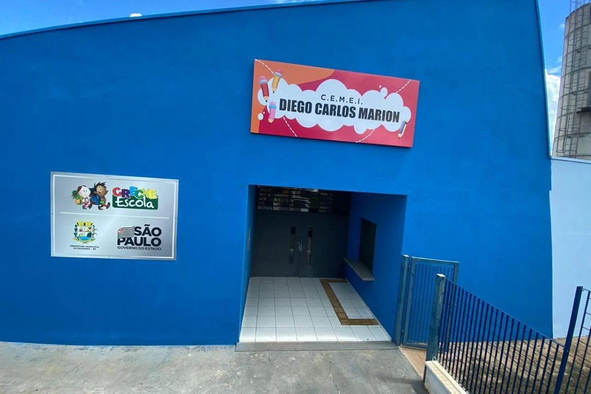 Menino de 3 anos é preso em cadeira de sala de aula com lençol