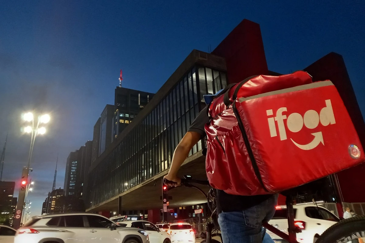 Moto parcelada custa mais de 90 rotas por mês e pressiona entregador
