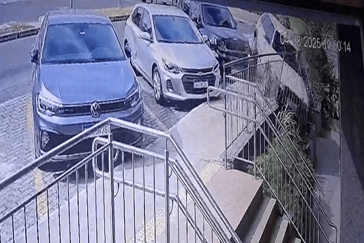 Carro do DER perde controle em via do Noroeste e quase invade pilotis. Vídeo